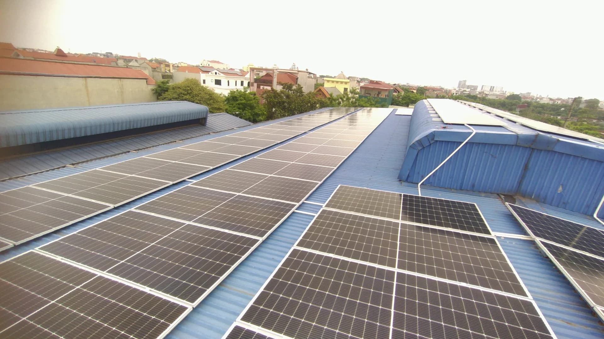 Hệ thống hòa lưới bám tải 3 pha công suất 50 KW cho nhà máy Holcom Bắc Ninh.