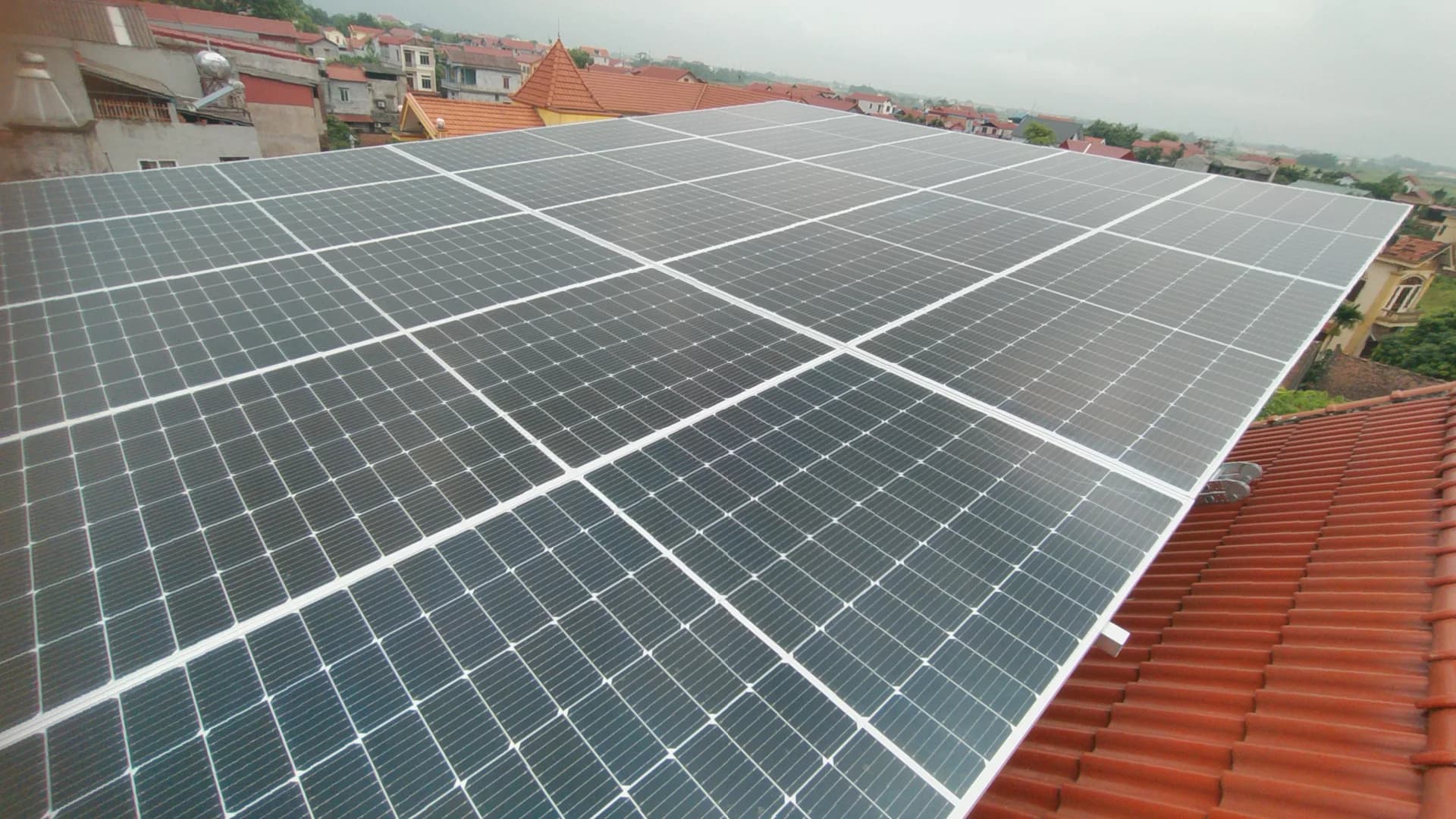 Hoàn thành, bàn giao các dự án điện mặt trời mái nhà cho hộ hoa đình mùa hè năm 2024.