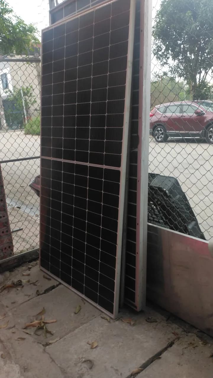 Tấm pin năng lượng mặt trời tháo mái, một lựa chọn giá rẻ cho hệ thống điện mặt trời mái nhà tại Bắc Ninh và những lưu ý khi chọn mua tấm pin tháo mái.